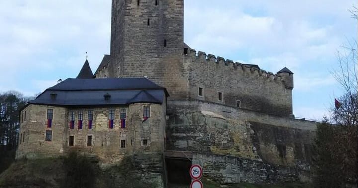Venkovní úkrytová hra u Hradu Kost - S Klapkou do Vesce