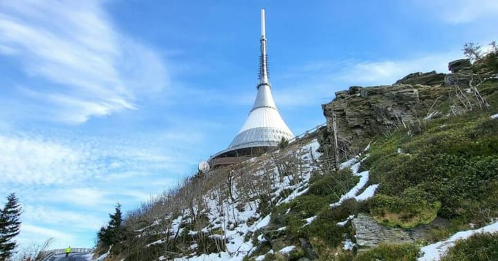 Venkovní úkrytová hra na Ještědu - Jak Vítek s Vojtou ztratili na Ještědu koloběžky