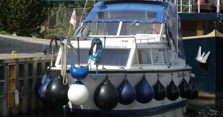 Dobrodružství na obytné lodi Viking 26 REGINA – staňte se kapitánem vlastních zážitků!