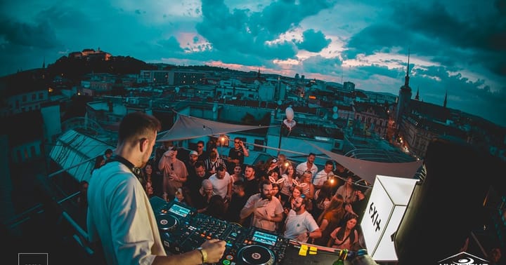 EXIT ROOFTOP /Terraza/