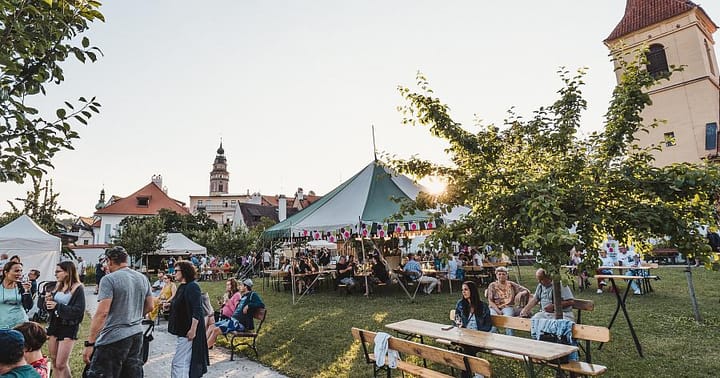 Zahradní degustace vín v Českém Krumlově