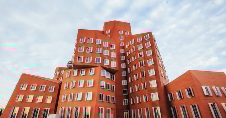 Pohled na oranžové budovy