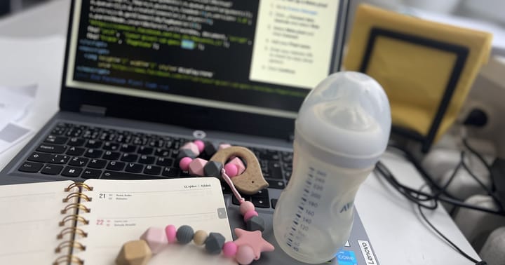 Pohled na notebook,kousátko a dětskou lahev