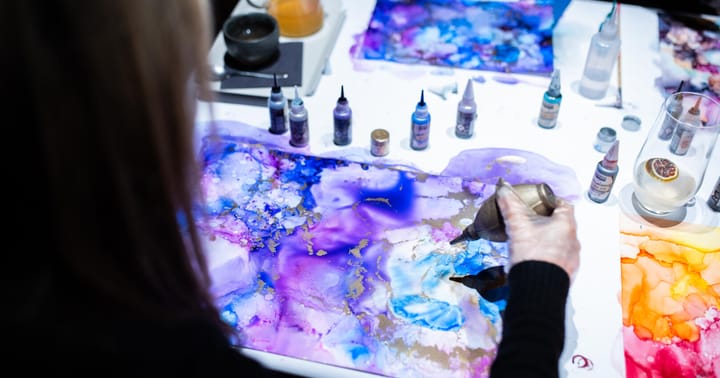ArtInk v Hradci Králové (NáPLAVKA) - Abstraktní malování lihovou tuší s třpytivými pigmenty