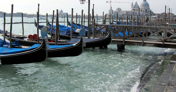 Pohled na lodě v Benátkach na vodě