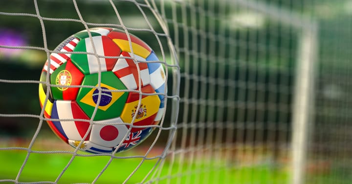 fotbalový balón s vlajkami světa