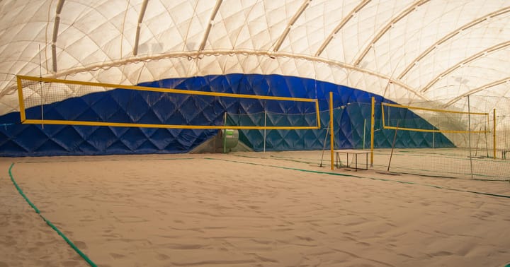 Beach volejbal v Beach Tenis Kapitol - kurty v kryté hale