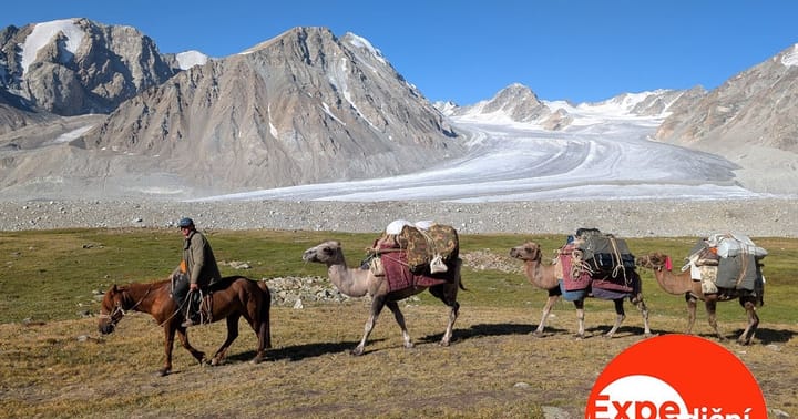 Mongolsko s velbloudem na nejvyšší horu