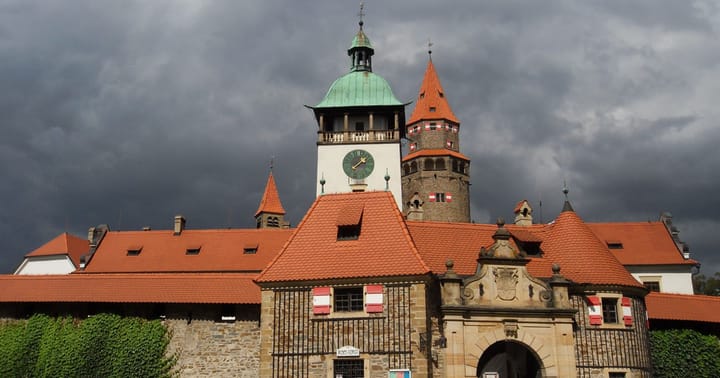 Vstupní část hradu s první bránou - Bouzov