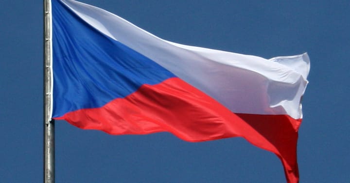 pohled na vlající českou vlajku