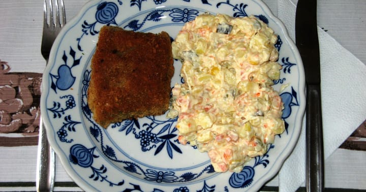 Vánoční kapr s bramborovým salátem