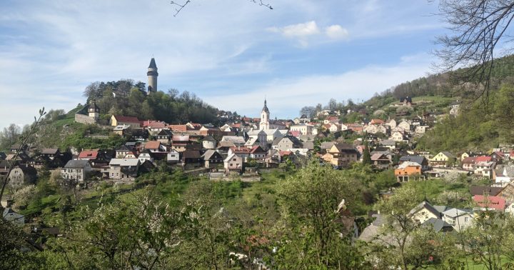 Výhled na Štramberskou trúbu z Národního sadu ve Štramberku