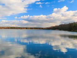 Větší jezero u obce Štít