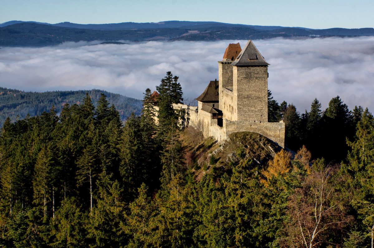 Pohled na hrad Kašperk na podzim
