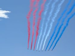 Působivý pohled na formaci Red Arrows, která za sebou na obloze zanechává barevnou trikoloru.