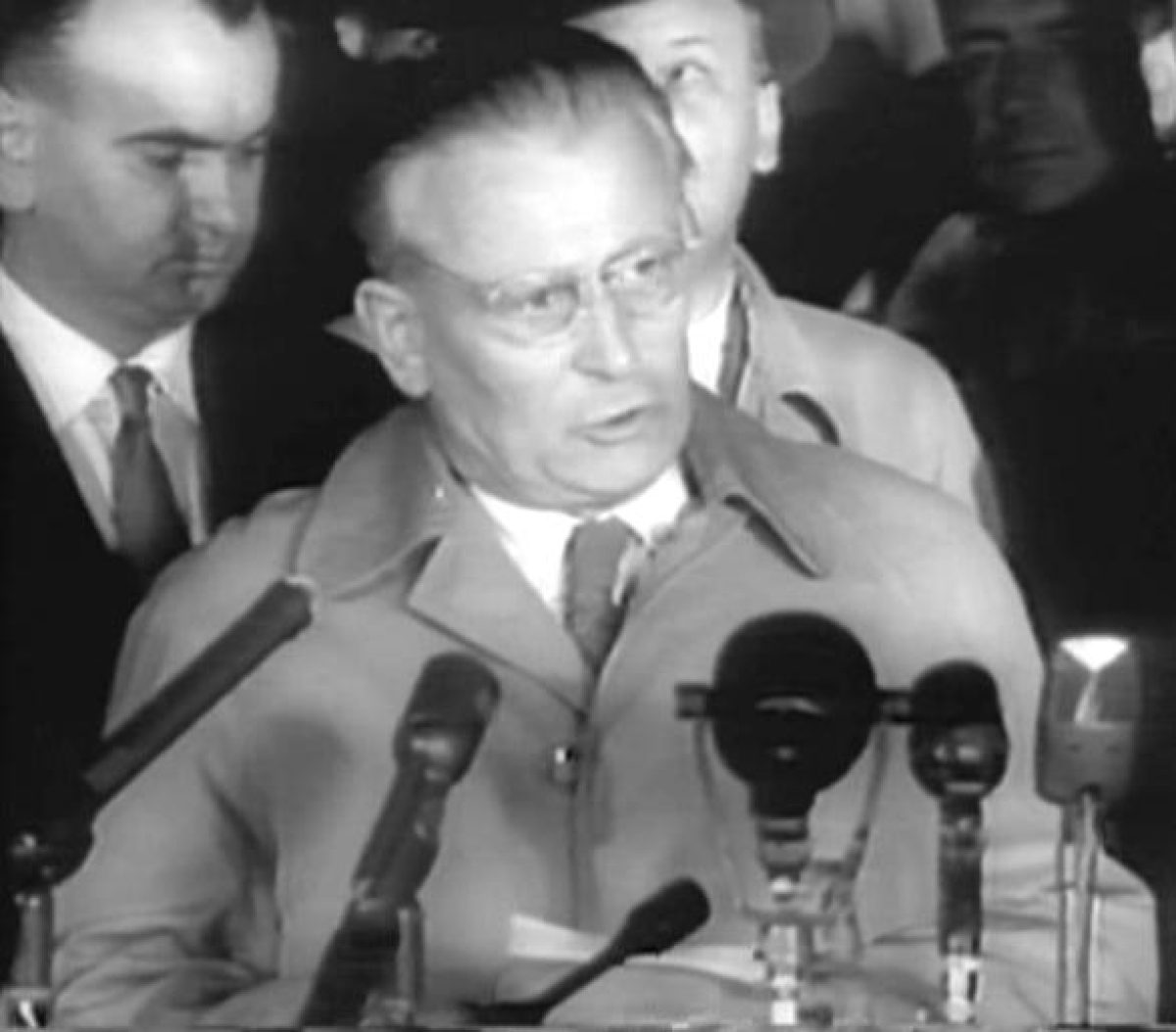 Novotný v září roku 1960 přednáší projev po příletu do New Yorku