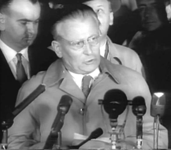 Novotný v září roku 1960 přednáší projev po příletu do New Yorku