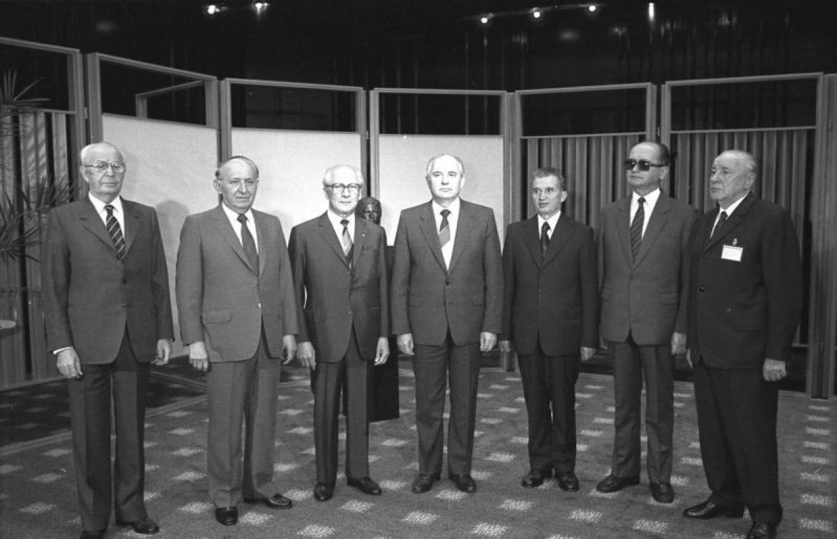 Fotografie ze sjezdu vůdců států Varšavské smlouvy v roce 1987 (zleva): Gustáv Husák, Todor Živkov, Erich Honecker, Michail Sergejevič Gorbačov, Nicolae Ceauşescu, Wojciech Jaruzelski a János Kádár.