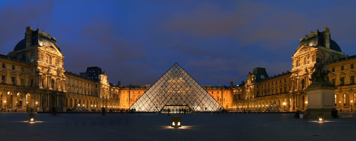Napoleonův dvůr od západu se skleněnou pyramidou (vstup); vlevo křídlo Richelieu, vpravo Denon.