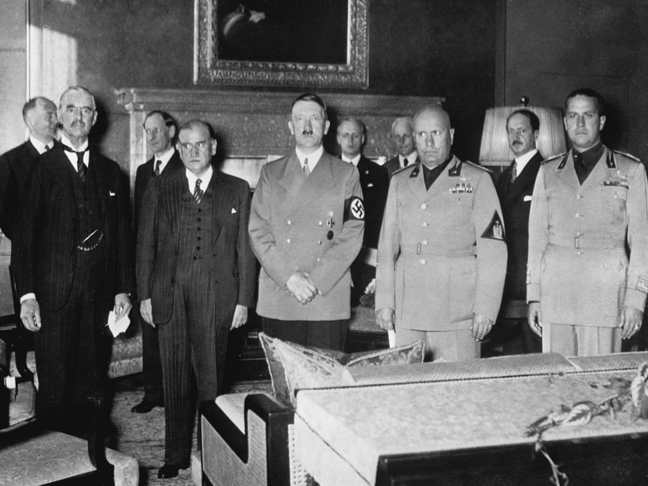 Fotografie z průběhu mnichovských jednání – zleva: Neville Chamberlain za Velkou Británii, Édouard Daladier, zástupce Francie, Adolf Hitler za nacistické Německo a Benito Mussolini za fašistickou Itálii