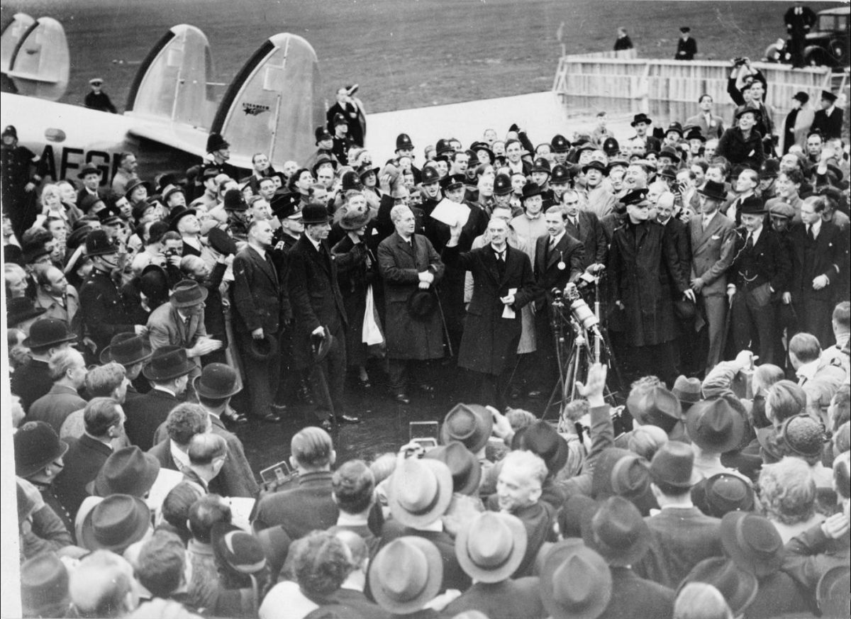 Neville Chamberlain oznamuje, že podpisem mnichovské dohody „přinesl mír“