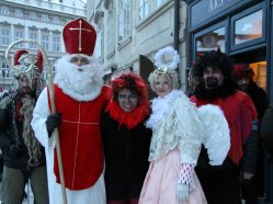 Mikuláš, čert a anděl v Praze roku 2010