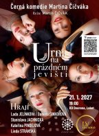 Urna na prázdném jevišti