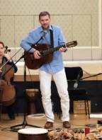 100 minut mezi tóny
